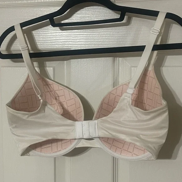 Victoria’s Secret Bra Perfect Shape is on the tag. 34DDD gently worn - Picture 2 of 3